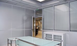 Διαχωριστικα εσωτερικου χωρου γραφειου με γυάλινο τραπέζι, πάγκο και συρόμενα ντουλάπια SMARTIA P100